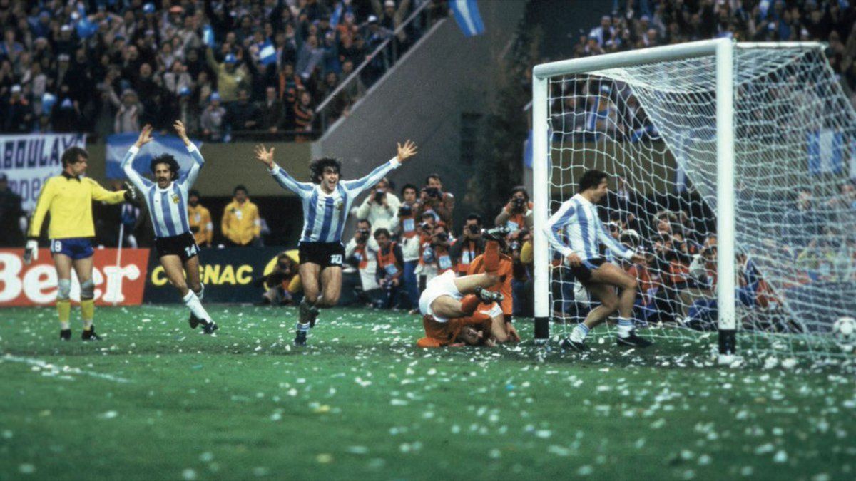 Mario Kempes festeja su segundo gol en la final del Mundial de 1978 ante Holanda. Daniel Bertoni y Leopoldo Jacinto Luque tambi&eacute;n celebran con el 