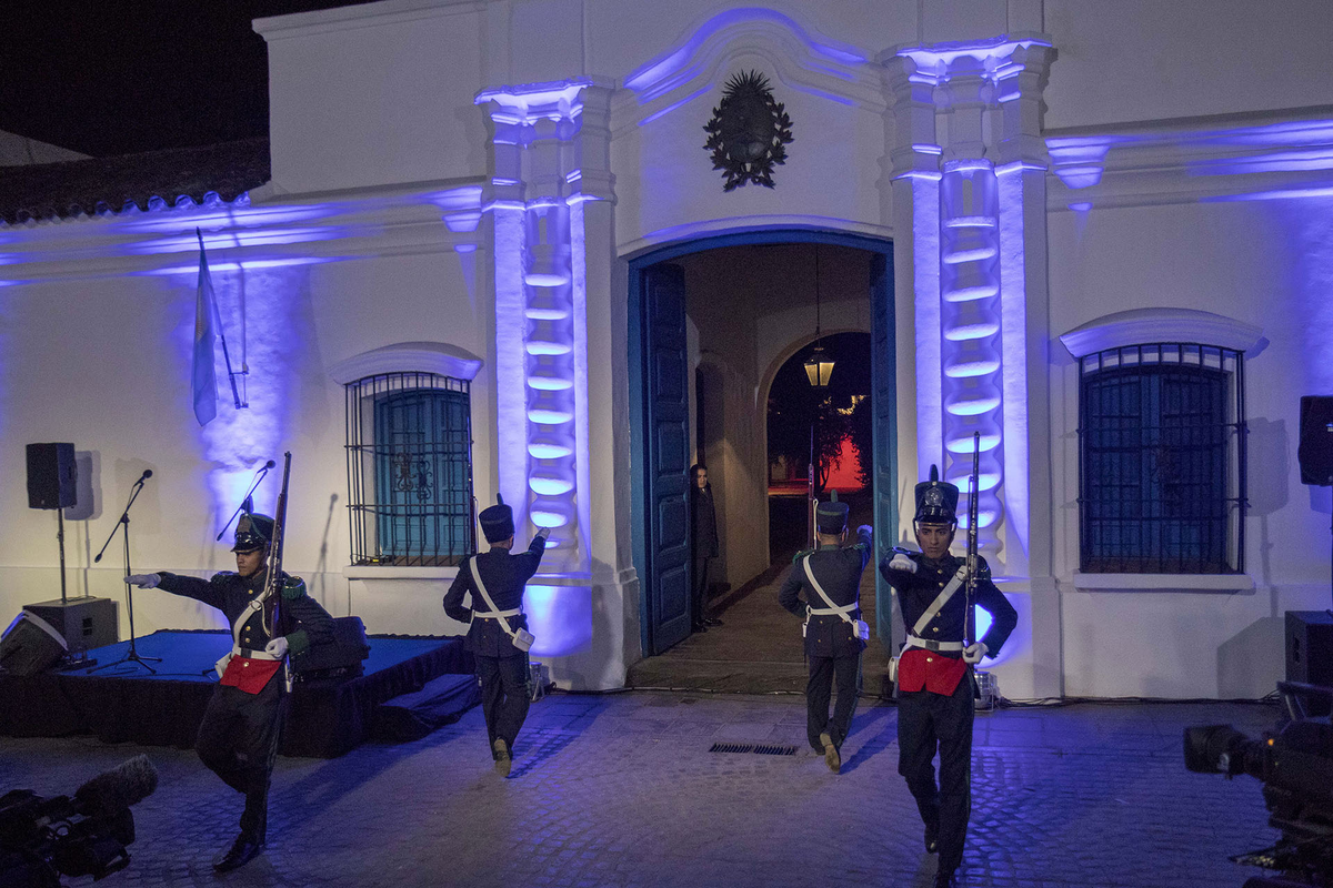El Liceo Militar “General Aráoz de Lamadrid” realizando el relevo de guardia en la Casa de Tucumán.