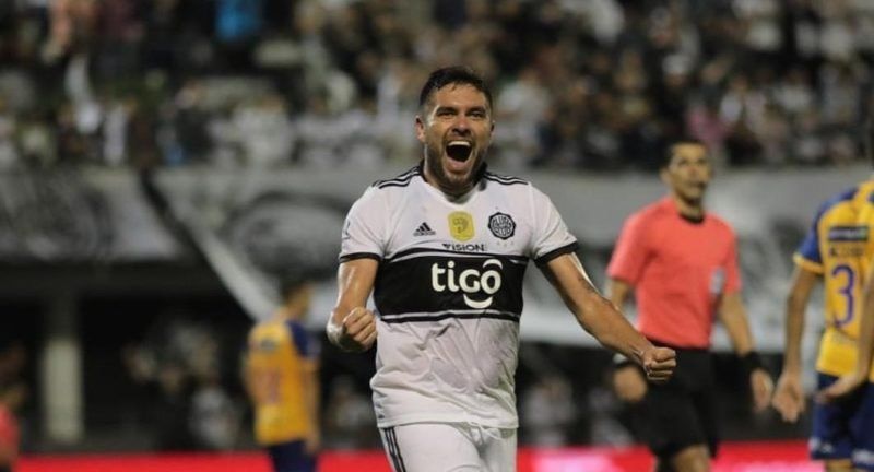 Colón cerca de sumar a un delantero extranjero y cerrar el mercado de pases