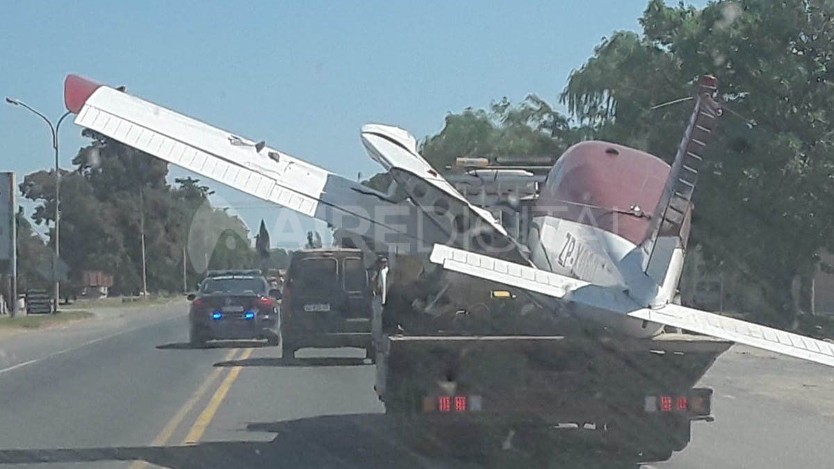 Trasladan en un flete por la ruta 11 la avioneta narco siniestrada en San Justo