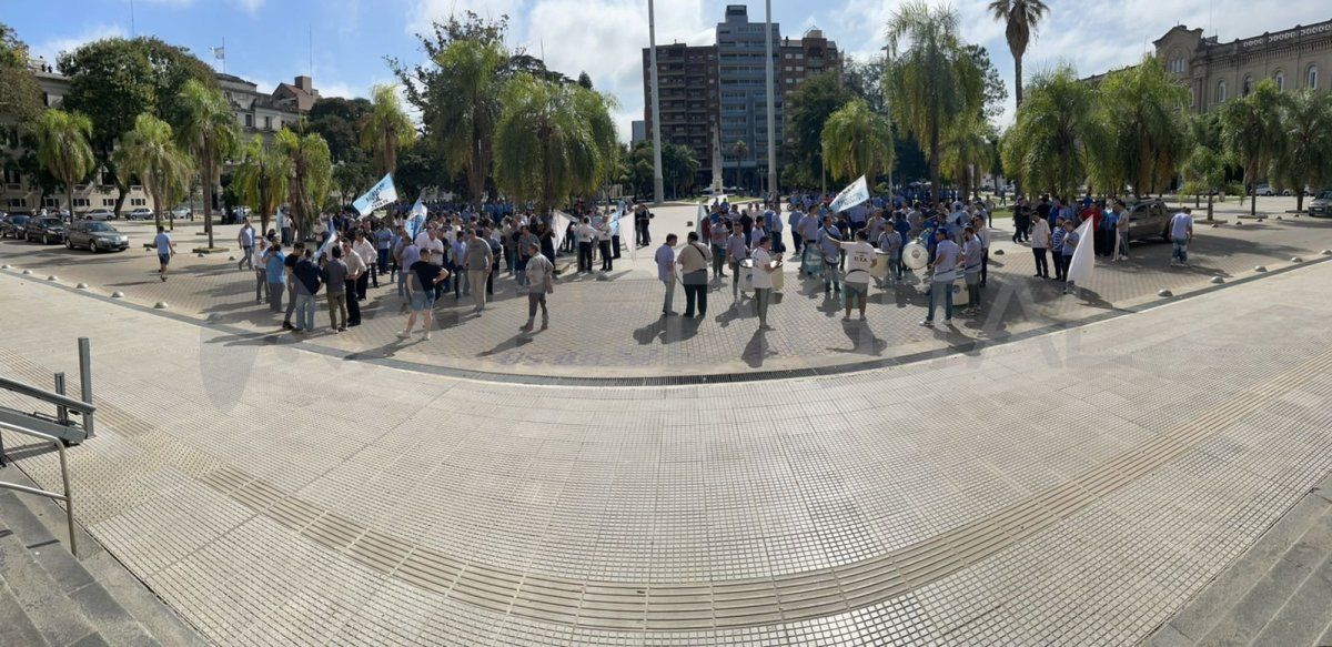 Los choferes de colectivos de Santa Fe marcharon hacia Casa de Gobierno este martes por la mañana. 