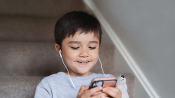 A qué edad se recomienda que los chicos tengan su primer celular, según una psicóloga infantil