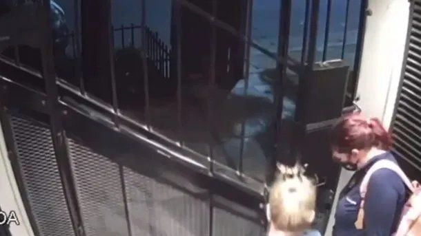 Fuentes policiales confirmaron que las mujeres se llevaron hasta la ropa interior del hombre