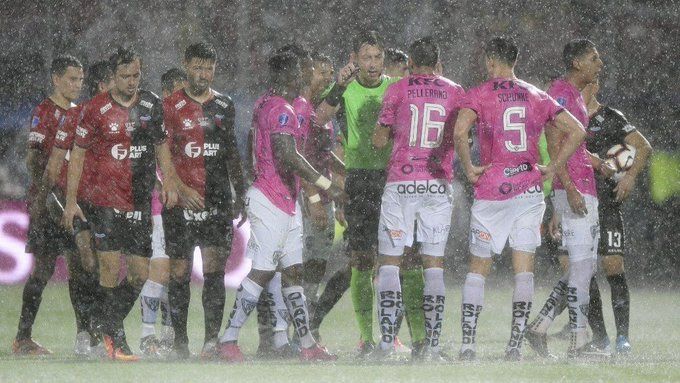 Diluvia en el estadio y el &aacute;rbitro detuvo el partido