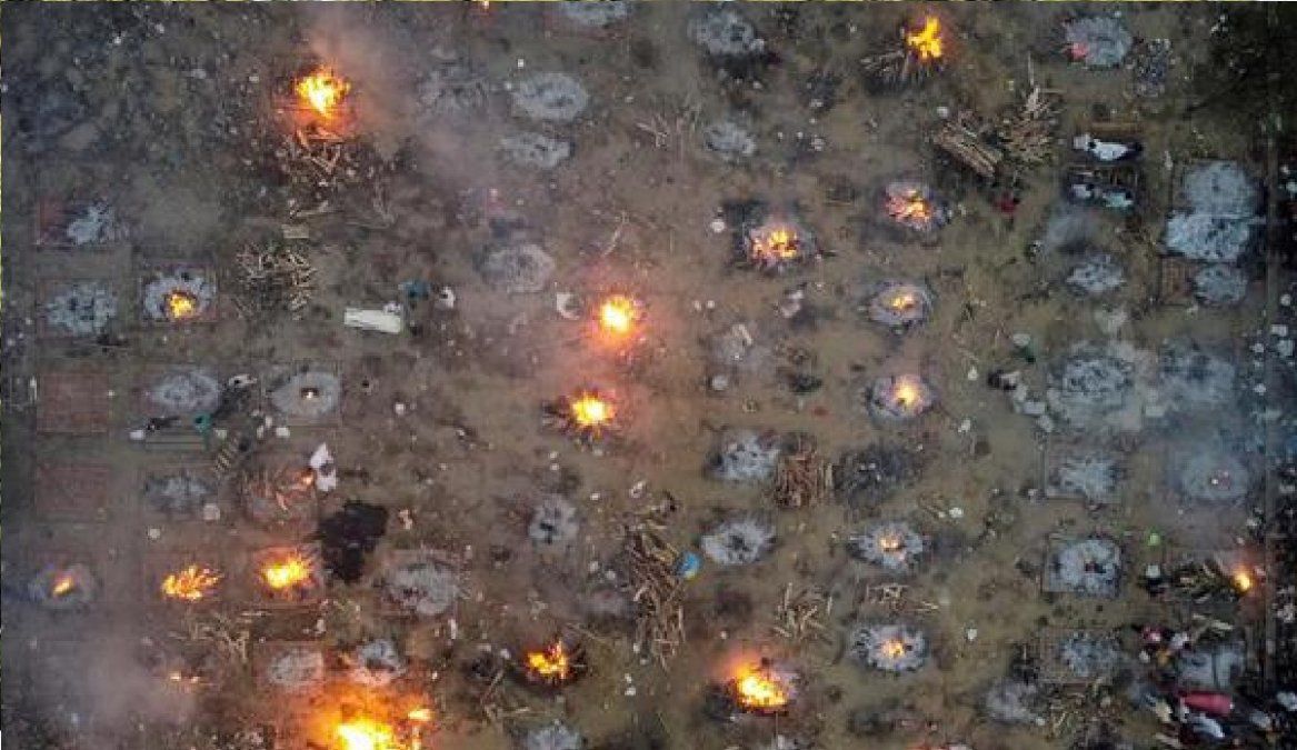 Drama en India: un drone captó cremaciones masivas por el coronavirus