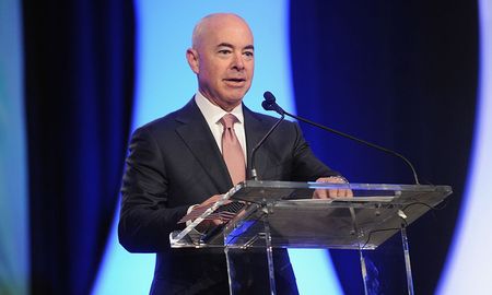 Alejandro Mayorkas fue elegido por Joe Biden como el nuevo secretario de Seguridad Interior de Estados Unidos Alejandro Mayorkas fue elegido por Joe Biden como el nuevo secretario de Seguridad Interior de Estados Unidos
