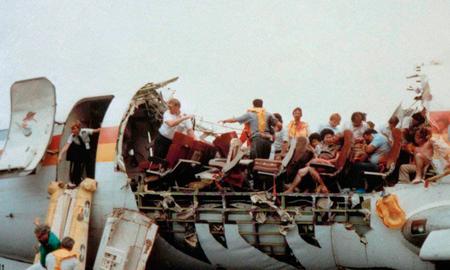 El hecho ocurrió el jueves 28 de abril de 1988, mientras el B737 cubría la ruta Hilo-Honolulu, sobre el océano Pacífico, pero logró realizar un aterrizaje de emergencia. El hecho ocurrió el jueves 28 de abril de 1988, mientras el B737 cubría la ruta Hilo-Honolulu, sobre el océano Pacífico, pero logró realizar un aterrizaje de emergencia.