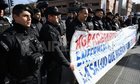 El viernes pasado la familia de Sanabria y el personal policial realizaron un abrazo solidario en la explanada del Hospital de Emergencias Clemente Álvarez en agradecimiento al trabajo que realizó el personal médico.