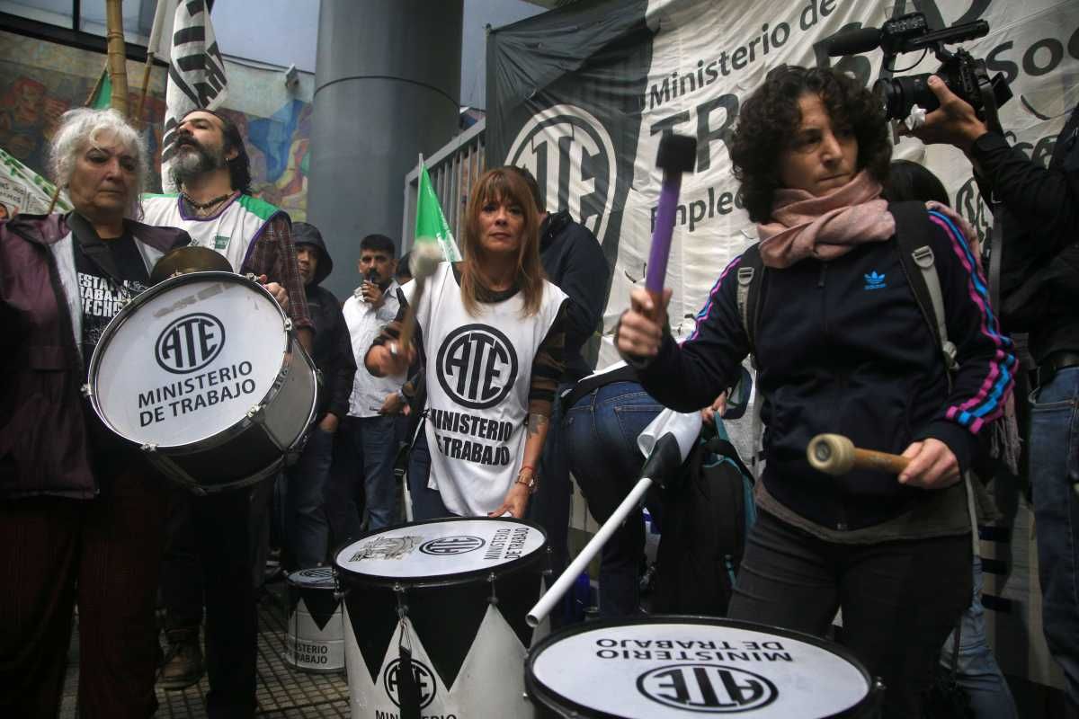 Protesta de ATE por los despidos en el Estado frente a la secretaria de trabajo.