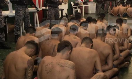 Ocho agentes del Servicio Penitenciario de Santa Fe fueron imputados este lunes por apremios ilegales concretados en requisas realizadas en los penales de Pérez y Piñero. Ocho agentes del Servicio Penitenciario de Santa Fe fueron imputados este lunes por apremios ilegales concretados en requisas realizadas en los penales de Pérez y Piñero.