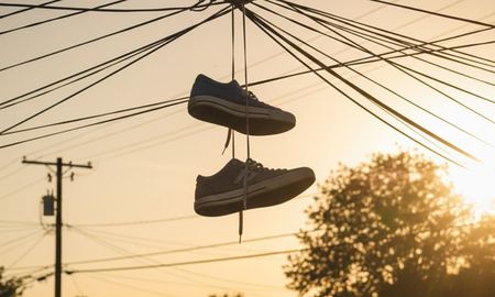 Zapatillas colgadas en los cables. Zapatillas colgadas en los cables.