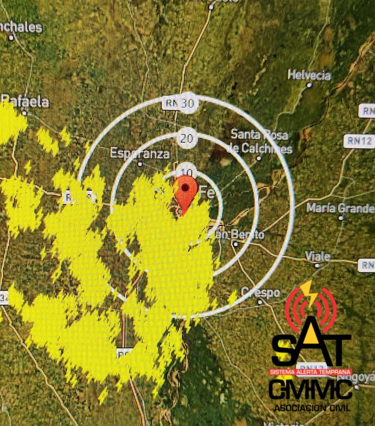 Imagen de las 16:05, del detector de largo alcance (ubicado al noroeste de Rosario, de 1.000 km de alcance) mostrando las descargas en los &uacute;ltimos 30 minutos. Se ven rayos amarillos en algunos lugares amontonados.