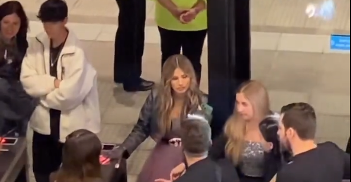 Julieta Poggio no habría tenido el correspondiente código QR para ingresar a los Premios Gardel.