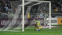 El momento en que Burián ataja el último penal y clasificó a Colón a la final de la Copa Sudamericana 2019.