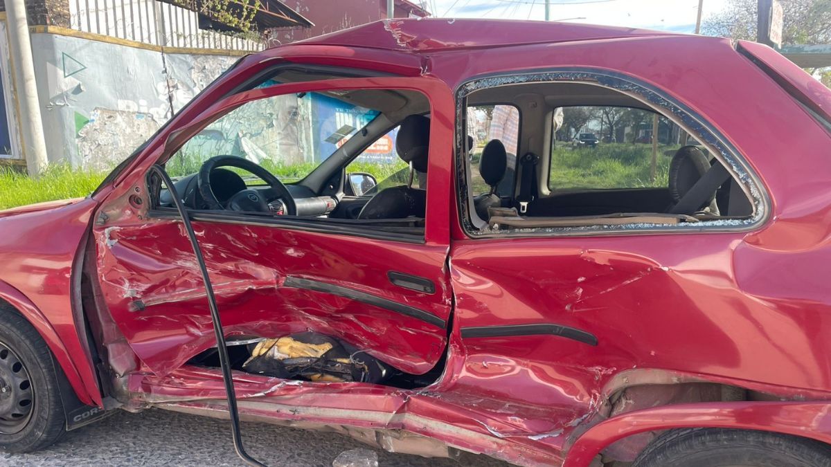 Los tres ocupantes del Chevrolet Corsa, entre ellas un menor de 9 años, fueron trasladados al hospital Iturraspe tras el fuerte impacto. Los tres ocupantes del Chevrolet Corsa, entre ellas un menor de 9 años, fueron trasladados al hospital Iturraspe tras el fuerte impacto.