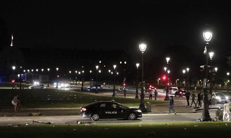 La policía francesa dispersó anoche a cientos de jóvenes congregados en una fiesta en la explanada de los Inválidos, en París, por segundo día consecutivo, pese a las restricciones por el coronavirus.