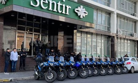 El cortejo fúnebre fue acompañado por familiares y decenas de compañeros de la policía motorizada. El cortejo fúnebre fue acompañado por familiares y decenas de compañeros de la policía motorizada.