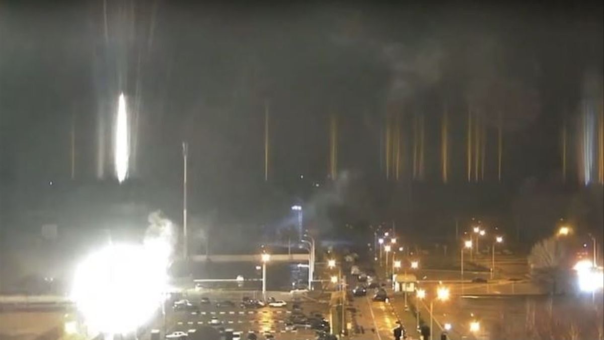Por los ataques rusos, la central nuclear de Zaporiyia ardió en llamas.