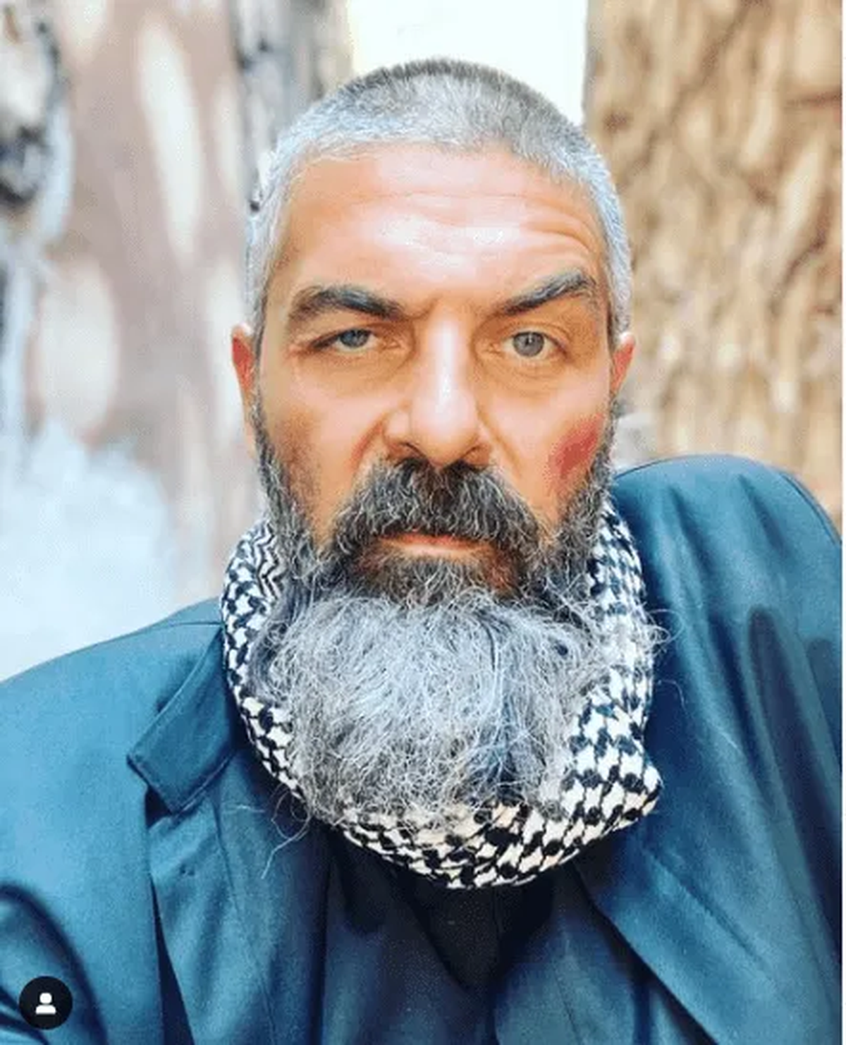 El actor mostró el radical cambio de look en sus redes sociales.