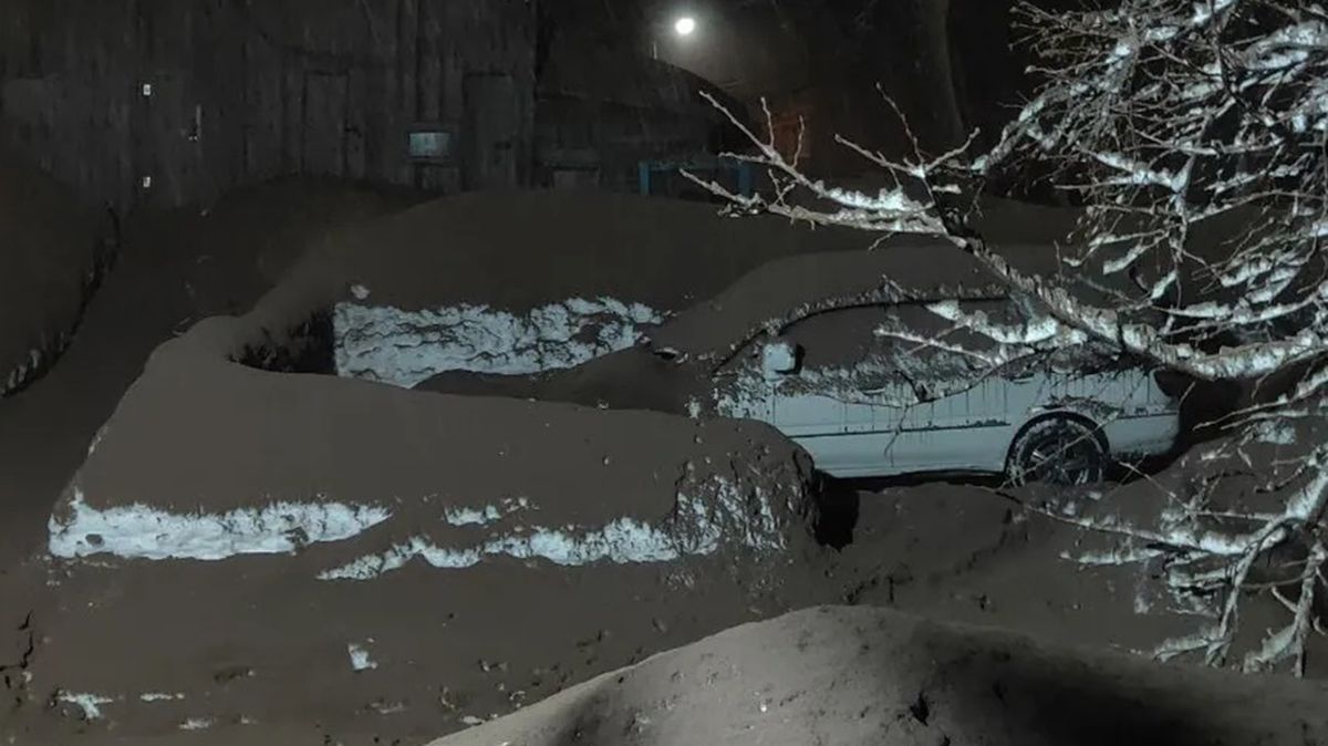 Un auto cubierto de cenizas en Rusia.