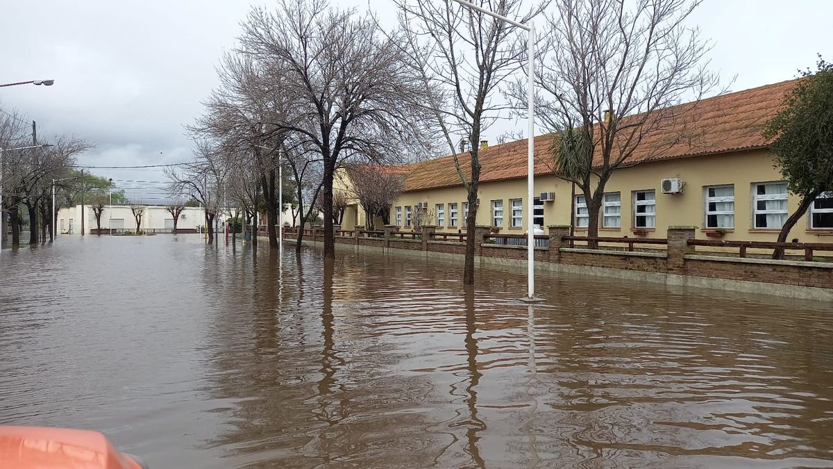 Una calle de María Teresa cubierta de agua tras el temporal. Una calle de María Teresa cubierta de agua tras el temporal.