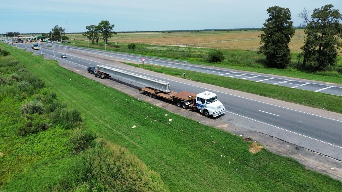 As&iacute; fue el traslado de las primeras vigas longitudinales desde San Luis hacia el obrador del nuevo puente Santa Fe - Santo Tom&eacute;.