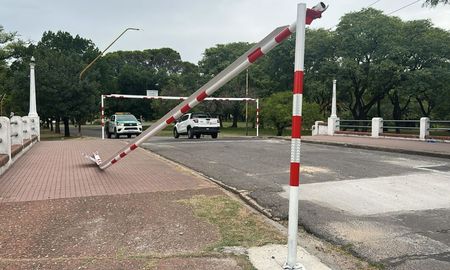 Una camioneta tiró el arco delimitador de altura en el puente del Parque Garay, a menos de 24 horas de su habilitación. Una camioneta tiró el arco delimitador de altura en el puente del Parque Garay, a menos de 24 horas de su habilitación.
