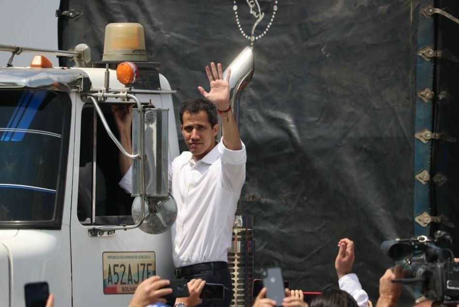 Un puente donde Guaidó jugó al ajedrez y sus seguidores se vieron decepcionados