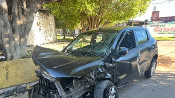 Choque y vuelco en barrio Los Hornos: dos autos protagonizaron un fuerte accidente