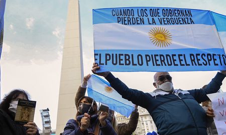 Manifestantes se concentraron el fin de semana en el Obelisco porteño en el marco del banderazo convocado para rechazar la posible expropiación de la cerealera Vicentin. Manifestantes se concentraron el fin de semana en el Obelisco porteño en el marco del banderazo convocado para rechazar la posible expropiación de la cerealera Vicentin.