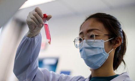 Una investigadora trabaja con anticuerpos, Universidad Tsinghua, Pekín, China Una investigadora trabaja con anticuerpos, Universidad Tsinghua, Pekín, China
