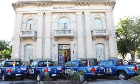 El policía oficiaba como Subjefe de la dependencia. El policía oficiaba como Subjefe de la dependencia.