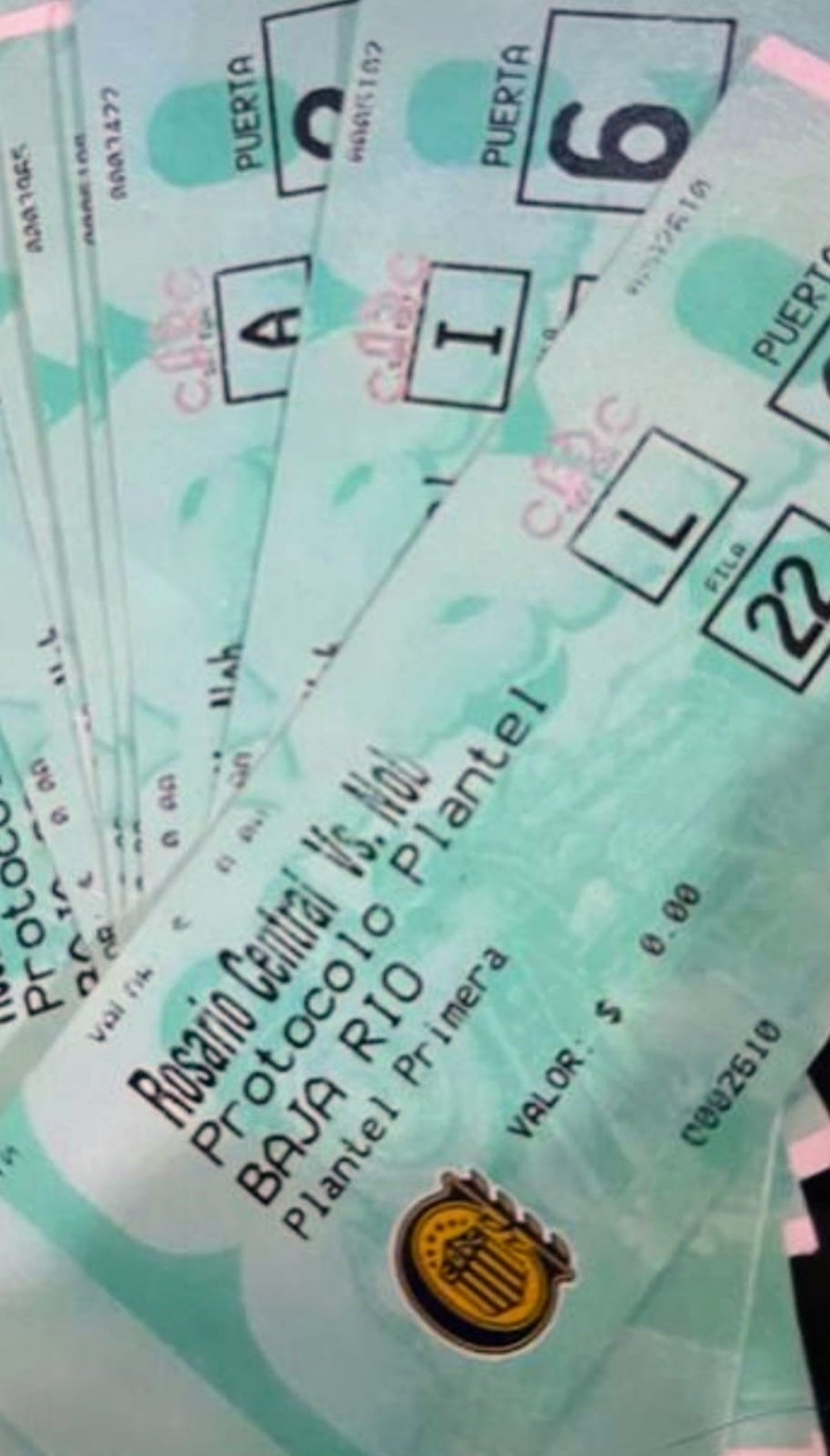 Las entradas falsas que se venden en la previa de Rosario Central vs. Newell's. Las entradas falsas que se venden en la previa de Rosario Central vs. Newell's.