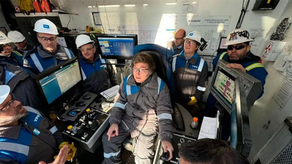 YPF pone a la venta la prenda más inesperada: el mameluco de Vaca Muerta que usó Javier Milei