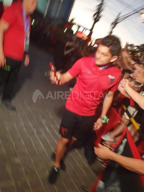 Los jugadores salieron a saludar a los hinchas que se agolpaban por verlos y tomarse fotos
