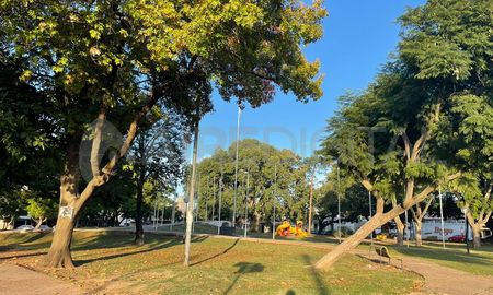 Hoy la plaza de las Banderas, ubicada en el corazón de Candioti Norte, luce abandonada. La infraestructura carece de mantenimiento. Hoy la plaza de las Banderas, ubicada en el corazón de Candioti Norte, luce abandonada. La infraestructura carece de mantenimiento.