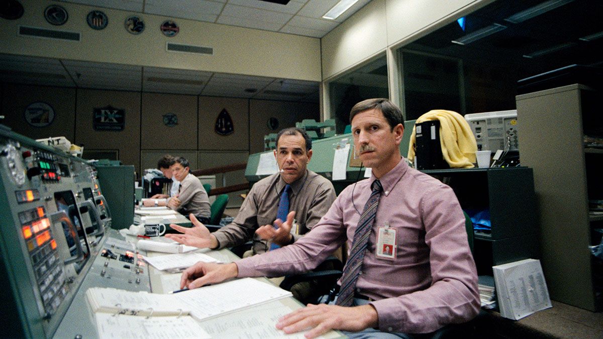 Los astronautas Frederick Gregory (primer plano a la izquierda) y Richard O. Covey, coordinadores de comunicación, antes del despegue del Challenger. Crédito de la foto: Nasa.