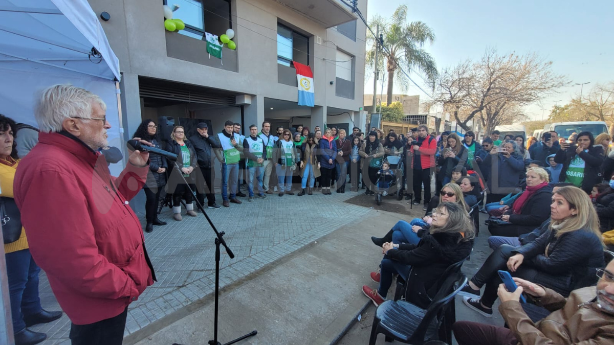 El secretario general de ATE, Jorge Hoffmann, encabezó el acto de entrega de las llaves a las 20 familias.