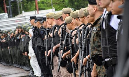 Patricia Bullrich anunció un aumento de un 5% de los salarios de efectivos de fuerzas federales. Patricia Bullrich anunció un aumento de un 5% de los salarios de efectivos de fuerzas federales.