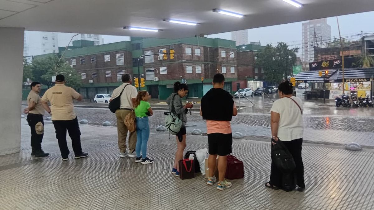 Mucha gente quedó varada en la Terminal de Ómnibus debido a que no hay servicio de colectivos y hay menos presencia de taxis. Mucha gente quedó varada en la Terminal de Ómnibus debido a que no hay servicio de colectivos y hay menos presencia de taxis.
