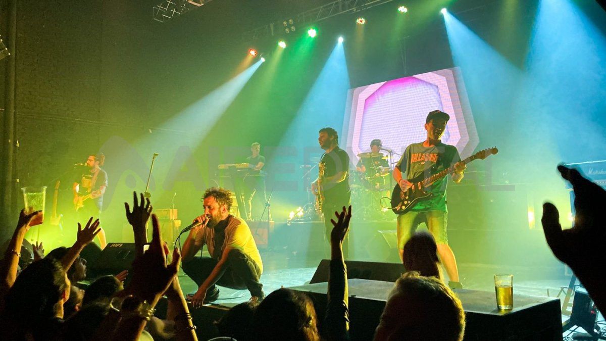 El show de Cielo Razzo fue en Tribus Bar y Club de Arte, duró dos horas y el repertorio estuvo compuesto casi en su totalidad por temas del disco