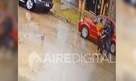 A las 14.10. El ladrón iba en moto y al notar la mujer se bajaba intentó sustraerle sus pertenencias. A las 14.10. El ladrón iba en moto y al notar la mujer se bajaba intentó sustraerle sus pertenencias.