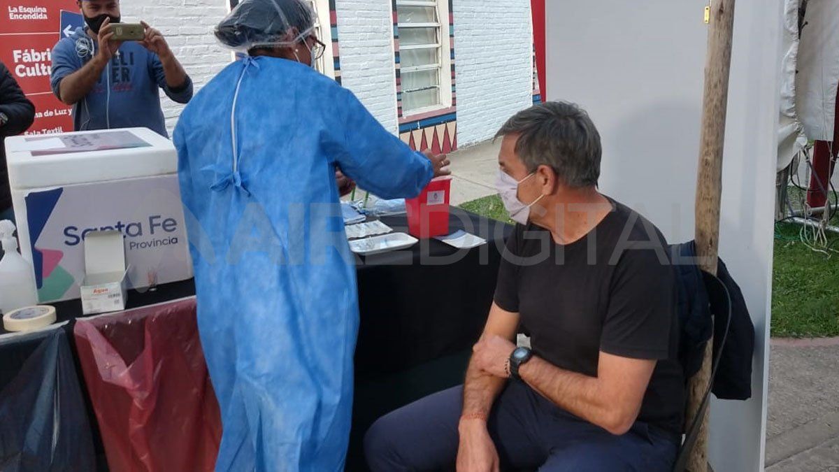 Emilio Jatón fue vacunado este lunes con la primera dosis de Sputnik V en la Esquina Encendida