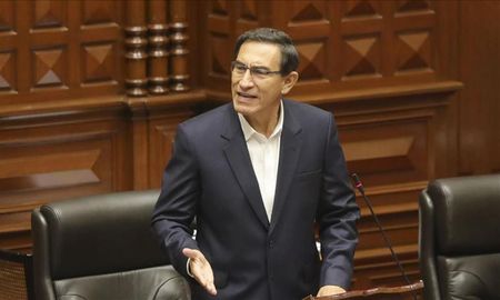 Vizcarra declaró que deja el poder “con la frente en alto” y descartó entablar acciones legales para resistir la decisión del Congreso. Vizcarra declaró que deja el poder “con la frente en alto” y descartó entablar acciones legales para resistir la decisión del Congreso.