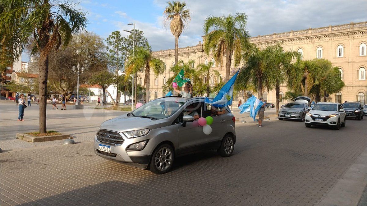 La caravana de padres y estudiantes del las escuelas secundarias y primarias de Santa Fe reclamaron la vuelta a las clases presenciales.&nbsp;