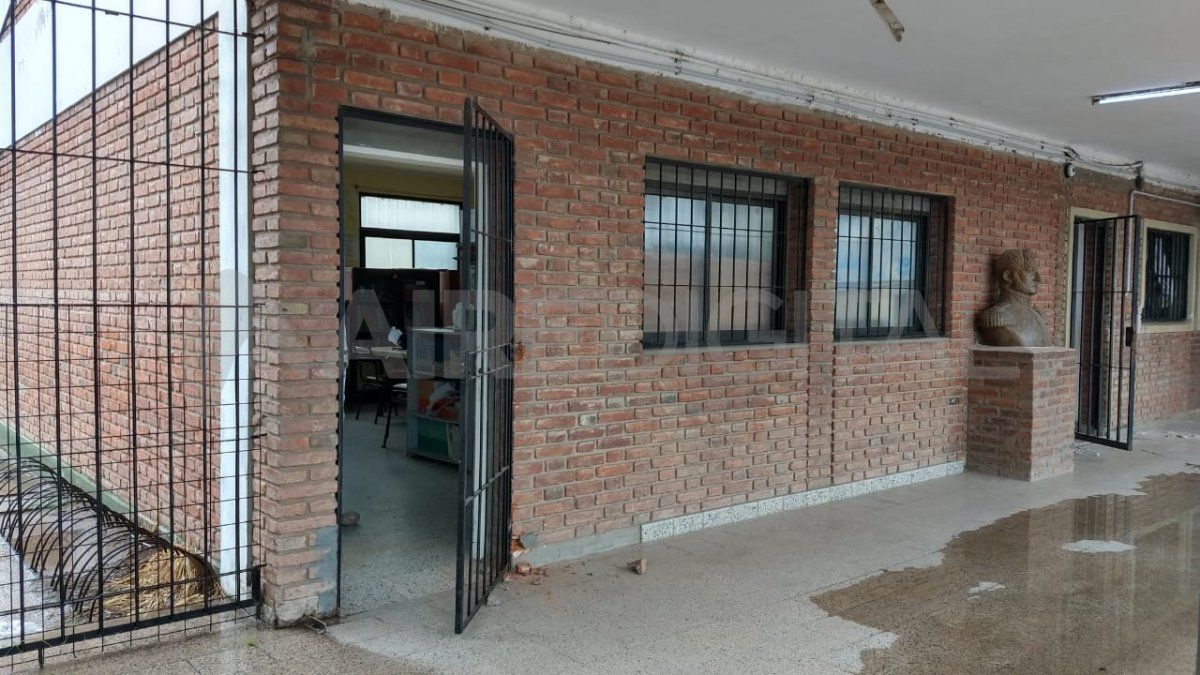 Al llegar a la escuela, en la mañana temprano, la directora se encontró con las puertas y rejas vandalizadas. 