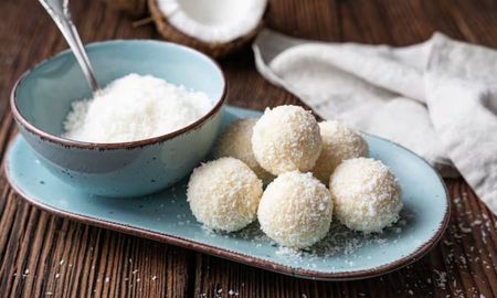 El snack clean que reemplaza al helado: bombones de coco y yogurt listos en 5 minutos El snack clean que reemplaza al helado: bombones de coco y yogurt listos en 5 minutos