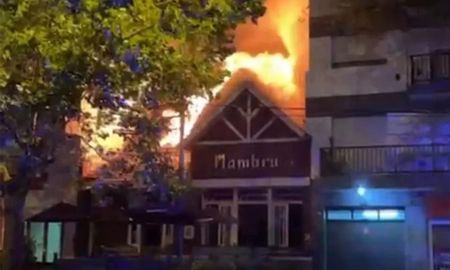 Voraz incendio en una conocida hamburguesería de Mar del Plata Voraz incendio en una conocida hamburguesería de Mar del Plata
