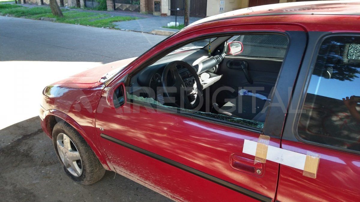 El vehículo en el que se conducían los agresores quedó abandonado a metros de la escena del crimen