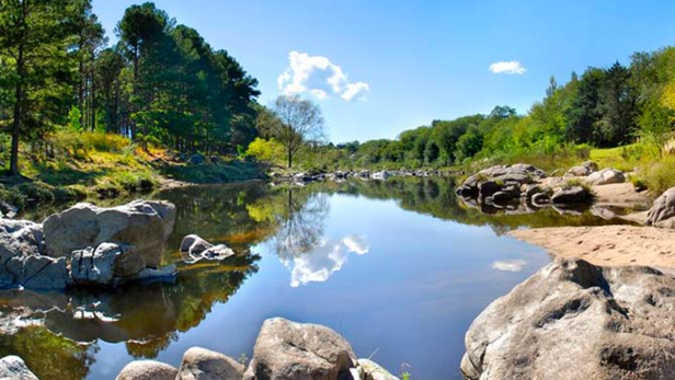 El estatus de Área Natural Protegida resguarda la cuenca del río Los Reartes, garantizando que sus aguas mantengan la transparencia ideal para el buceo recreativo.